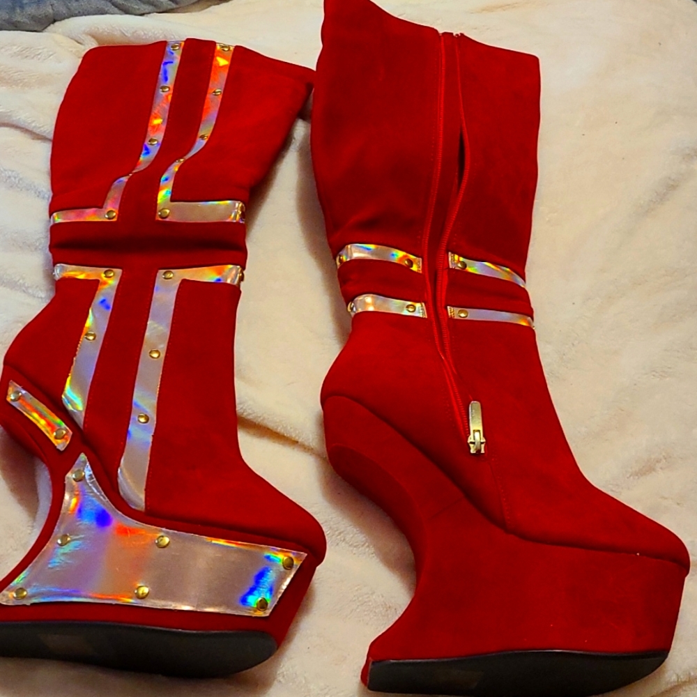 Red chrome outline wedge heels 👠